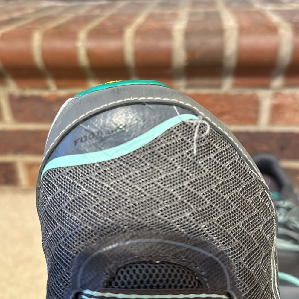 Good condition! Women’s SZ 9 Altra Olympus 2.0. Some wear. See pics. - Picture 6 of 9